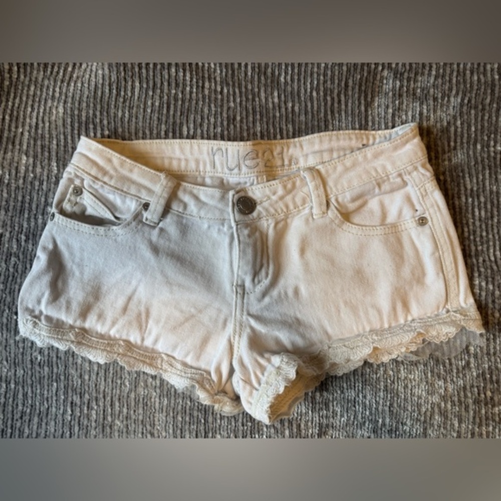 Rue21 || White Denim Shorts with Lace (3/4)